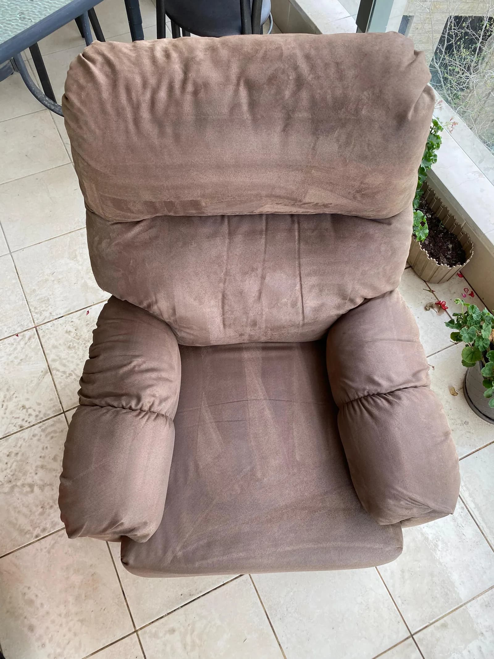 אותה כורסה אחרי ניקוי — מרקם וצבע משוחזרים