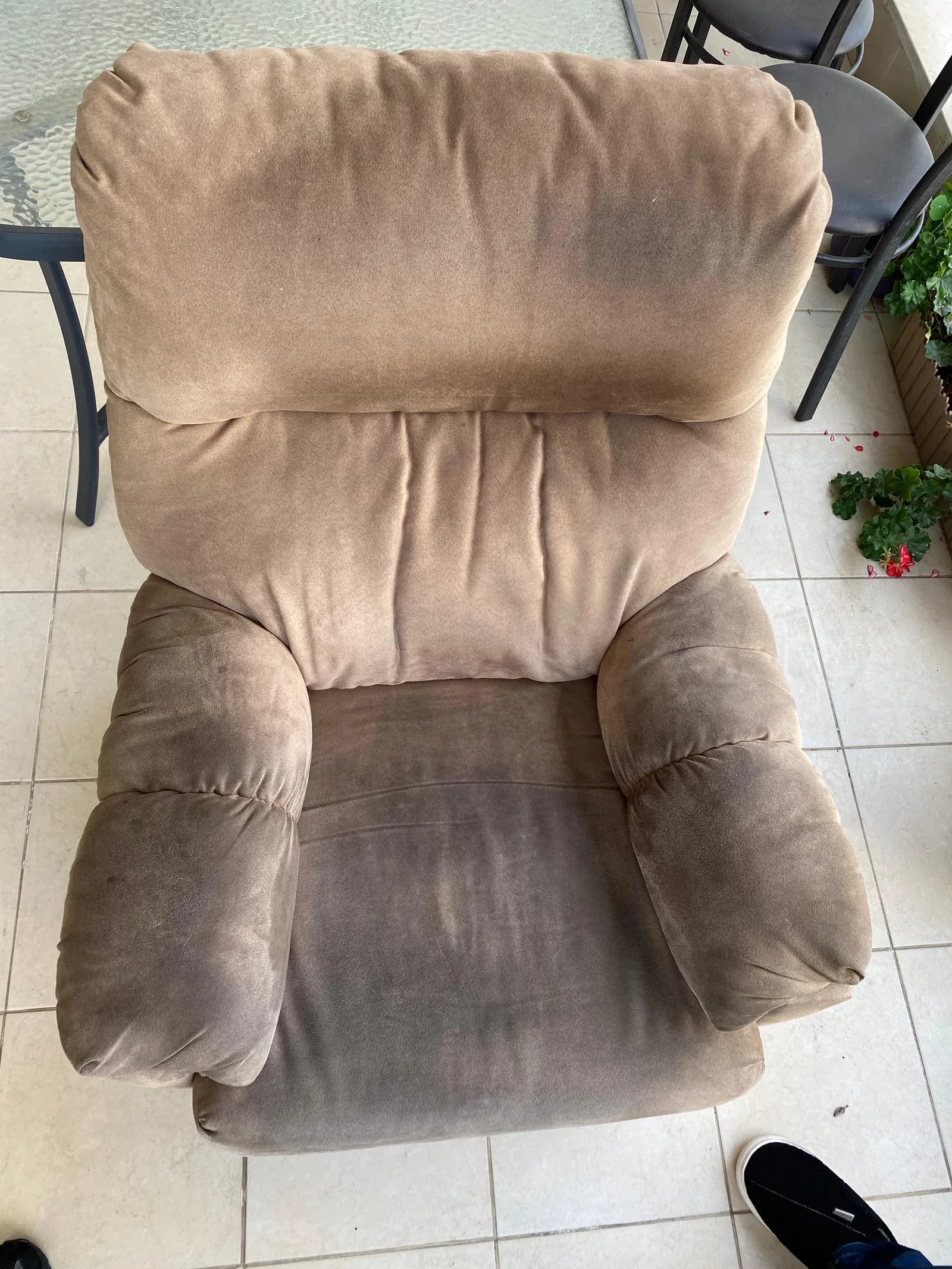 כורסה לפני ניקוי מקצועי של המבריקן