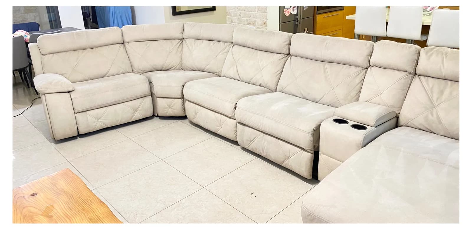 אותה ספה פינתית אחרי ניקוי מקצועי בבית הלקוח