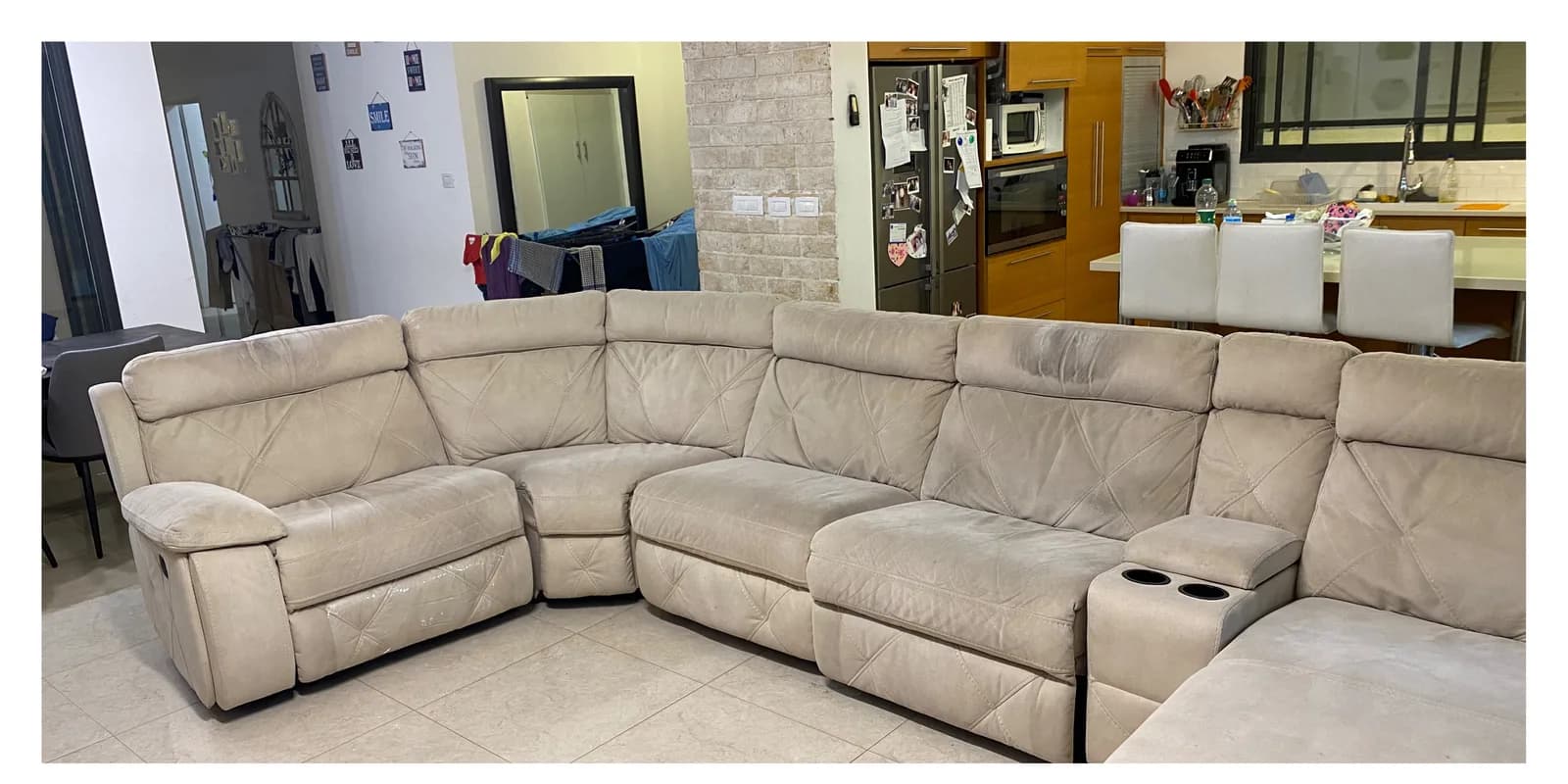 ספה פינתית ממיקרופייבר לפני ניקוי של המבריקן